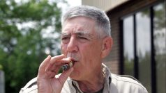 Hollywoodský herec Ronald Lee Ermey, kterého proslavila role seržanta Hartmana ve snímku Olověná vesta o válce ve Vietnamu.