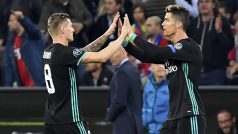 Toni Kroos hrál ještě nedávno za Bayern Mnichov, teď válí v Realu Madrid a přes svůj bývalý klub chce postoupit do finále Ligy mistrů. Na snímku si plácá s Cristianem Ronaledm (vpravo).