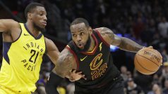 LeBron James (vpravo) během zápasu proti Indianě.