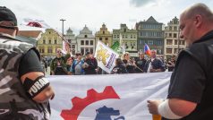 Demonstraci s názvem Národní 1. máj pořádala na plzeňském náměstí Republiky krajně pravicová Dělnická strana sociální spravedlnosti, Dělnická mládež a Blok proti islamizaci.