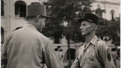 Pavel Knihař (vpravo) v uniformě Cizinecké legie na snímku z roku 1955.