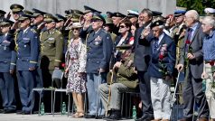 Váleční veteráni a pamětníci při pietě na Vítkově u příležitosti 73. výročí konce druhé světové války