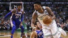 Bostonský Marcus Smart uniká Marco Belinellimu z Philadelphie.