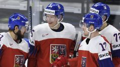 Čeští hokejisté po gólu Tomáše Hyky