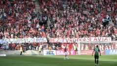 Fanoušci Slavie během zápasu s Jabloncem vytáhli transparent proti Jaroslavu Tvrdíkovi