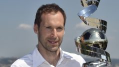 Petr Čech s trofejí pro vítěze ankety Zlatý míč ČR