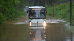 Autobus projíždějící zatopenou komunikaci na Chebsku