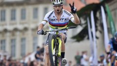 Nino Schurter baví diváky na exhibičním závodě Pražské schody.