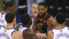 Tristan Thompson (v černém dresu uprostřed) při potyčce s Draymondem Greenem z Golden State.