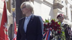 Ministryně obrany v demisi Karla Šlechtová za ANO, poslední je náčelník generálního štábu Aleš Opata během piety za výsadkáře, kteří před 76 lety spáchali atentát na říšského protektora Reinharda Heydricha.