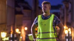 Výstražnou pracovní vestu s aktivním osvětlením využívajícím solární energii vyvíjejí výzkumníci v Regionálním inovačním centru elektrotechniky při elektrotechnické fakultě Západočeské univerzity.