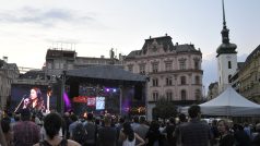 Pondělní koncert na brněnském Náměstí Svobody narušila siréna.