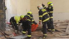 V podvečer spadla na jednoho z hasičů část stropní konstrukce, zraněn ale nebyl.
