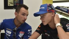 Jakub Kornfeil (vlevo) s Filipem Salačem na tiskové konferenci před Velkou cenou Brna