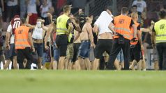 Sparťanští fanoušci na hrací ploše během zápasu se Suboticí