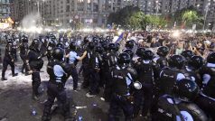 Páteční střet demonstrantů s policií v Bukurešti.