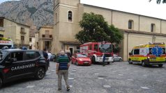 Záchranné složky ve městě Civita.