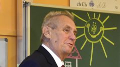 Prezident Miloš Zeman v pondělí popřál prvňáčkům v Základní škole T. G. Masaryka v pražském Břevnově, ať se brzy naučí číst.