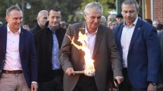 Prezident Miloš Zeman zapálil v Lánech Masarykovu vatru na počest 81. výročí úmrtí prvního československého prezidenta