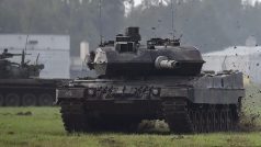 Německý tank Leopard 2 (vpravo) a český tank T-72M4CZ