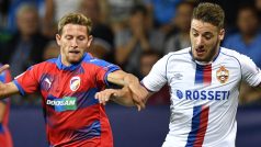 Patrik Hrošovský v souboji s Nikolou Vlašićem z CSKA Moskva.