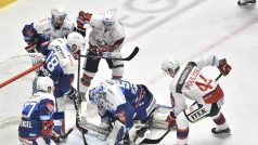 Souboj před brněnskou branku při utkání Komety proti Pardubicím