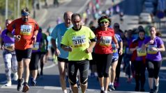 Běžci všech věkových kategorií se postavili na start 122. ročníku silničního závodu na 10 km Běchovice - Praha.