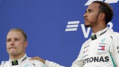 Valtteri Bottas na stupních vítězů s Lewisem Hamiltonem