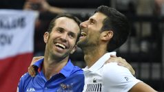 Rozesmátí Radek Štěpánek a Novak Djoković.