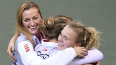 Kateřina Siniaková s týmovými kolegyněmi po šesté fedcupové výhře