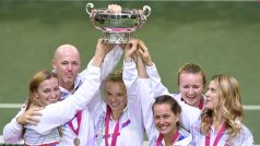 České tenistky s trofejí pro vítěze Fed Cupu. Zleva Petra Kvitová, trenér Petr Pála, Kateřina Siniaková, Barbora Strýcová, Barbora Krejčíková a Lucie Šafářová