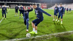 Čeští fotbalisté při tréninku před odletem do Polska