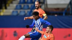 Liberecký James Rolando Aarons v souboji s Lukášem Hejdou