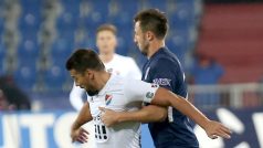 Milan Baroš (vlevo) v souboji s obráncem Slovácka Jiřím Krejčím