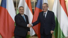 Prezident Miloš Zeman (vpravo) se setkal v Lánech s maďarským premiérem Viktorem Orbánem.