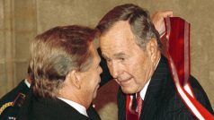 Na snímku ze 17. listopadu 1999 George H.W. Bush (vpravo) přebírá ve Vladislavském sále Pražského hradu z rukou Václava Havla nejvyšší české vyznamenání - Řád Bílého lva.