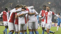 Fotbalisté Slavie se radují z gólu proti Zenitu Petrohrad.