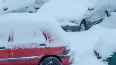 Sněžení komplikovalo dopravu v Libereckém kraji, na některých místech museli hasiči odstraňovat stromy popadané pod vahou mokrého sněhu. Na snímku jsou zasněžené automobily v Jablonci nad Nisou.
