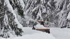 Traktor s frézou odstraňoval sníh ze silnice mezi Prostřední Bečvou a Pustevnami na Vsetínsku.