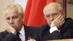 Anatolij Lukjanov (vlevo) a Michail Gorbačov v roce 1990
