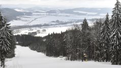 Pohled ze sjezdovky směrem k masivu Králického Sněžníku ve skiaerálu Buková hora v Červené Vodě na Ústeckoorlicku.