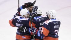 Hokejisté Chomutova se radují ze vstřelené branky do sítě Olomouce