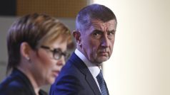 Premiér Andrej Babiš (ANO) a generální ředitelka Úřadu pro zastupování státu ve věcech majetkových Kateřina Arajmu