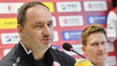 Trenér Slavie Jindřich Trpišovský pod &quot;dohledem&quot; kapitána Milana Škody