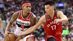 Jeremy Lin hrající za Toronto Raptors se snaží sebrat míč Bradleymu Bealovi z Washingtonu