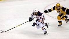 Sidney Crosby stíhá zápase NHL hráče Edmontonu Connora McDavida