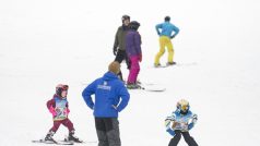 V lyžařském areálu v Hlinsku na Chrudimsku se lyžuje na všech sjezdovkách včetně černé