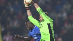 Útočník Genku Mbwana Samatta nevyzrál na gólmana Slavie Ondřeje Koláře