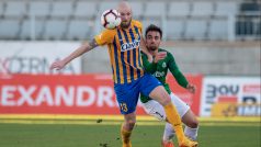 Tomáš Smola z Opavy si kryje míč před jabloneckým Davidem Hovorkou