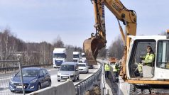 Závadu na 98. kilometru dálnice D1 na Vysočině, kvůli které na dálnici vytékala voda a namrzala, se už podařilo provizorně odstranit